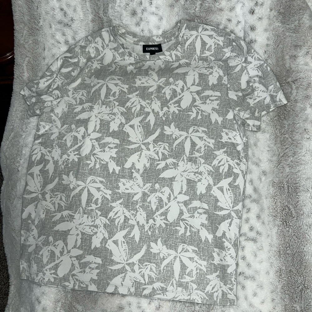 Men’s EXPRESS short sleeve patterned t-shirt Medium